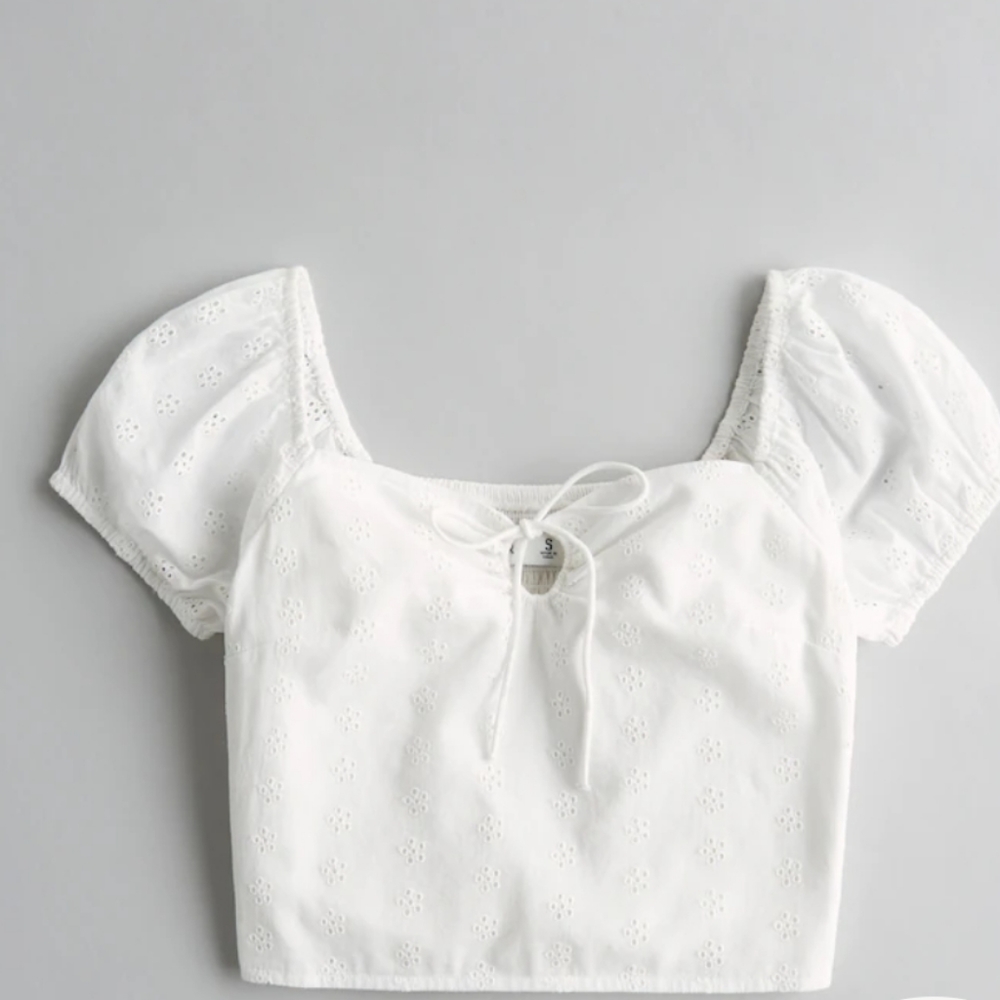 HOLLISTER EYELET CROP KEYHOLE BLOUSE